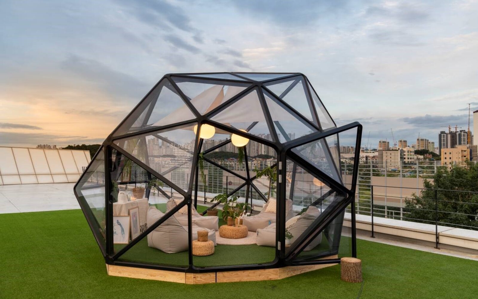 야외에 설치된 유리 모듈 구조물 블로비